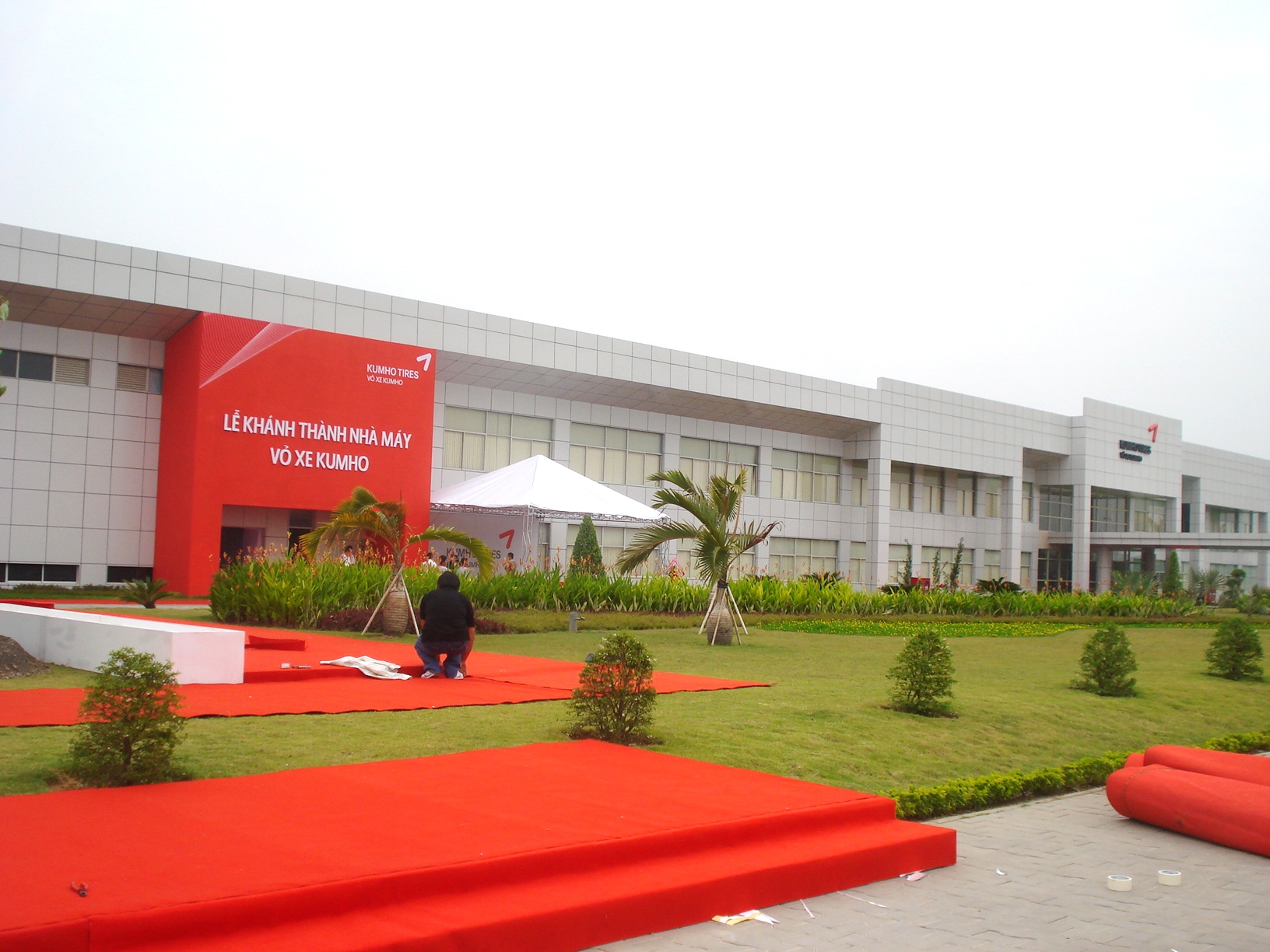 KUMHO TIRES SQUARE