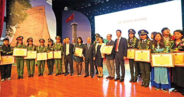 The ceremony to commend ethnic minority students for their excellent study in 2016