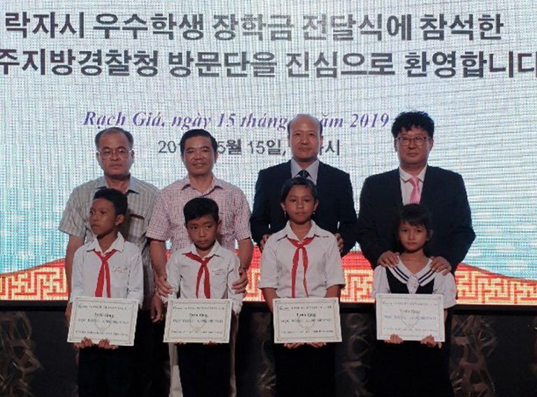 Award scholarships to outstanding students at Rach Gia Kien Giang_May 15th, 2019